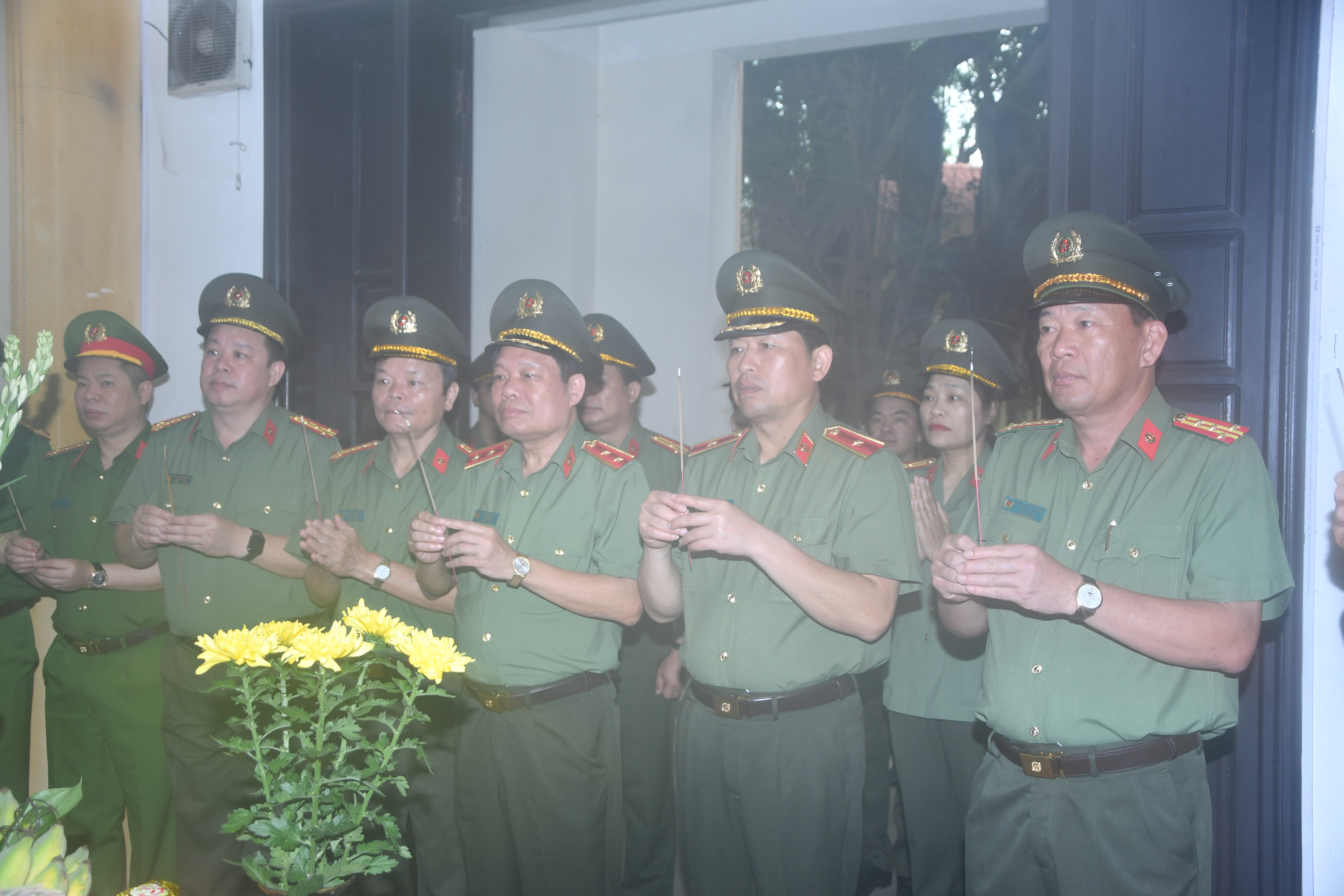 Ban giám đốc CATP thắp hương tưởng niệm Chủ tịch Hồ Chí Minh